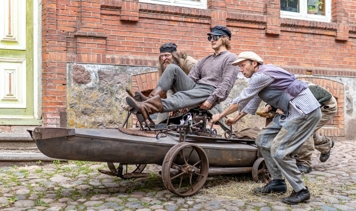 Võrreldes algse lavastusega on uues filmis huvitavamaid ja labasemaid muudatusi. Fotol keskel Veiko Porkanen Jaan Tatika rollis