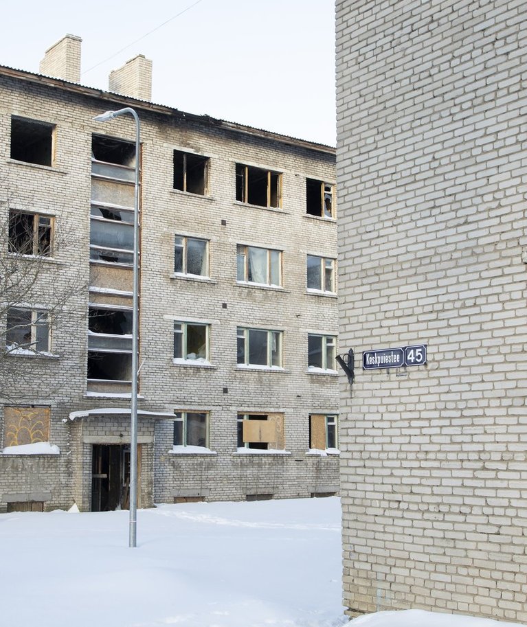 Kiviõlis lammutamisele minevad majad. Elamute kasutusest välja langemise ja tühjenemise uuringu projektijuhi Kristi Grišakovi sõnul räägitakse kõige rohkem Ida-Virumaast, kuid tegelikult pole elamute tühjenemisel päris õige rääkida tervest maakonnast või isegi omavalitsusest. „Pole mõtet teha maakondade või omavalitsuste edetabeleid. Tühjenevad konkreetsed külad, alevikud ja väikelinnad.”