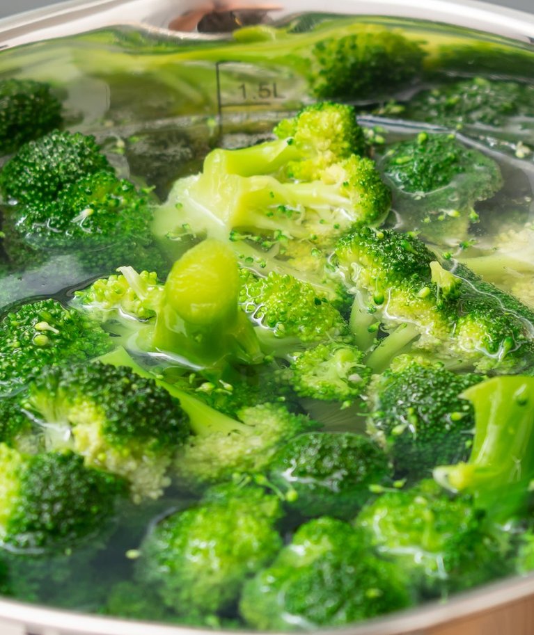 Brokoli vajab keemiseks vaid paari minutit. Pärast keetmist jahutage seda kohe külma vee all.