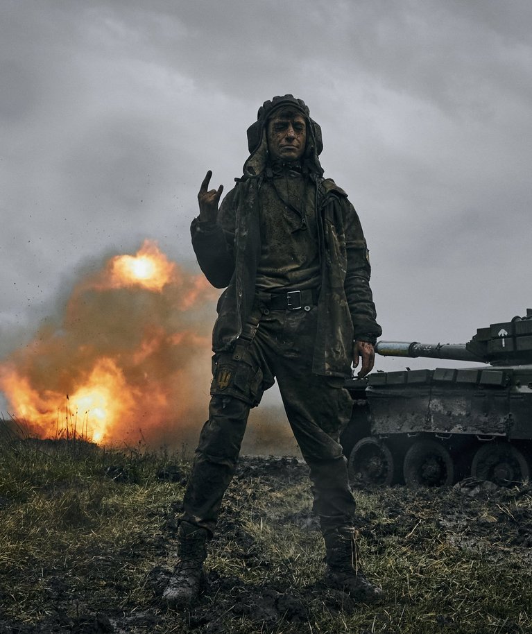 Ukraina sõdur kinni võetud Vene tanki T-80 taustal Donetski oblastis. Foto tehtud 22. novembril 2022.