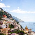 ВИДЕО | Перепутала церковь с пляжем: в Италии туристка устроила откровенную фотосессию на ступенях собора