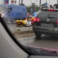 Tallinnas põrkusid sõiduauto ja mootorratas, mootorrattur viidi haiglasse