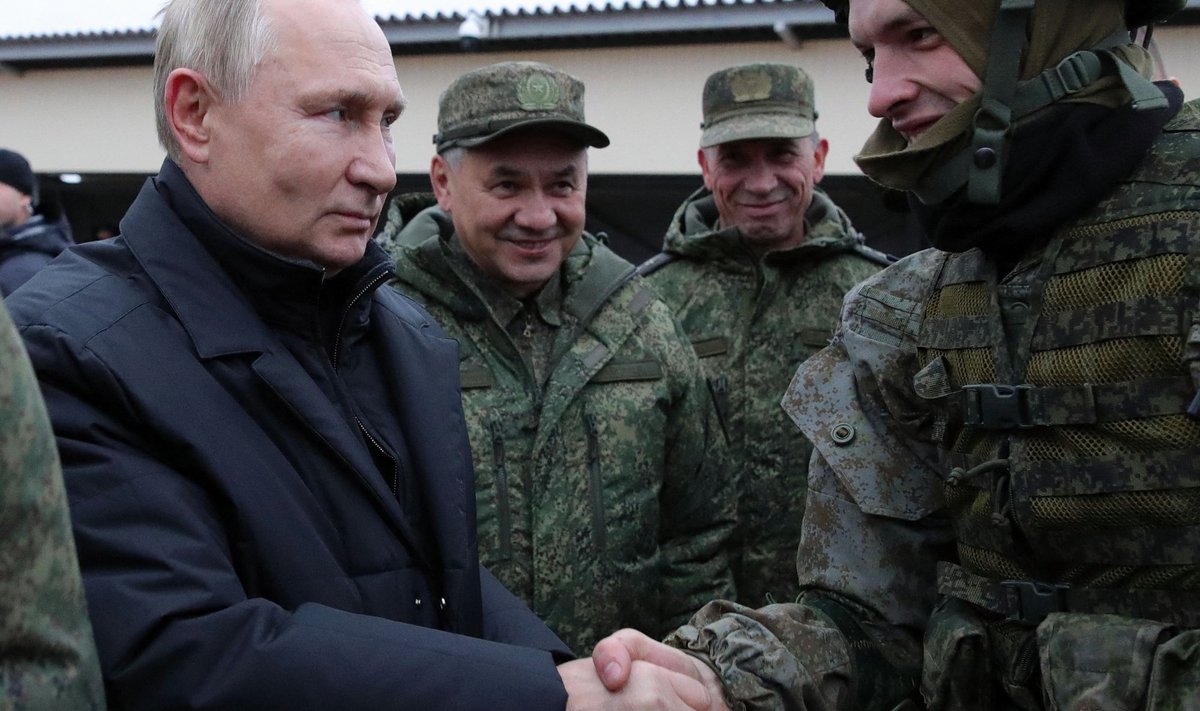 Pärast kriitikalainet pääses Šoigu (vasakult teine) koos Putiniga propagandaklippi, mille järgi on mobiliseeritute varustamisega kõik korras.