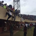 FOTOD JA VIDEO | Aafrika meistrivõistluste valikmäng Gambias osutus tõeliseks farsiks. Hümni asemel poplaul, 15 000 illegaalset pealtvaatajat ja maas istuvad vahetusmehed