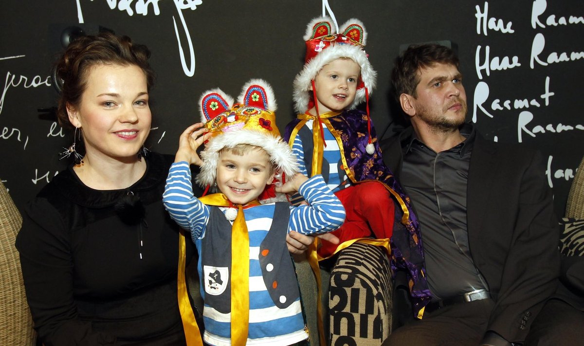 Tuuli Roosma ja Arbo Tammiksaar oma lastega aastal 2013