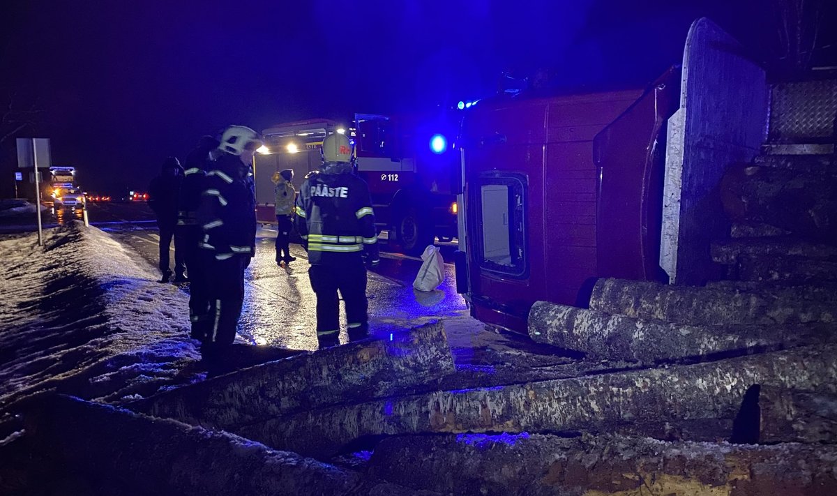 Liiklusõnnetus metsaveoautoga