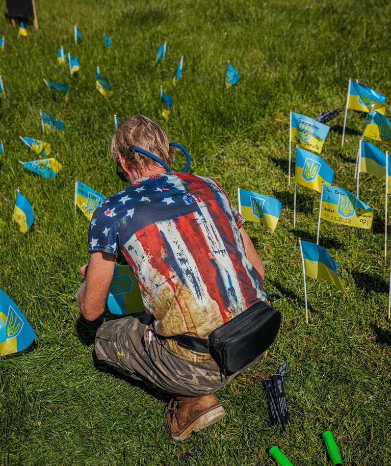 SAJAS PÄEV: USA lipu särgiga mees paigutab Kiievi iseseisvusväljakule Ukraina lippe.