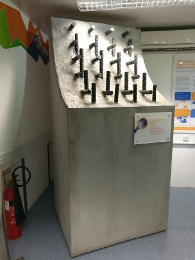Фото: Макет стены реакторного зала. 1 метр напряженного железобетона