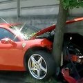 VIDEO: Ferrari 458 Italia sõitis Itaalias vastu puud!