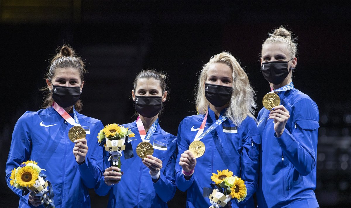 Julia Beljajeva ja Irina Embrich (vasakpoolsed) ei taha kuldmedalist loobuda.