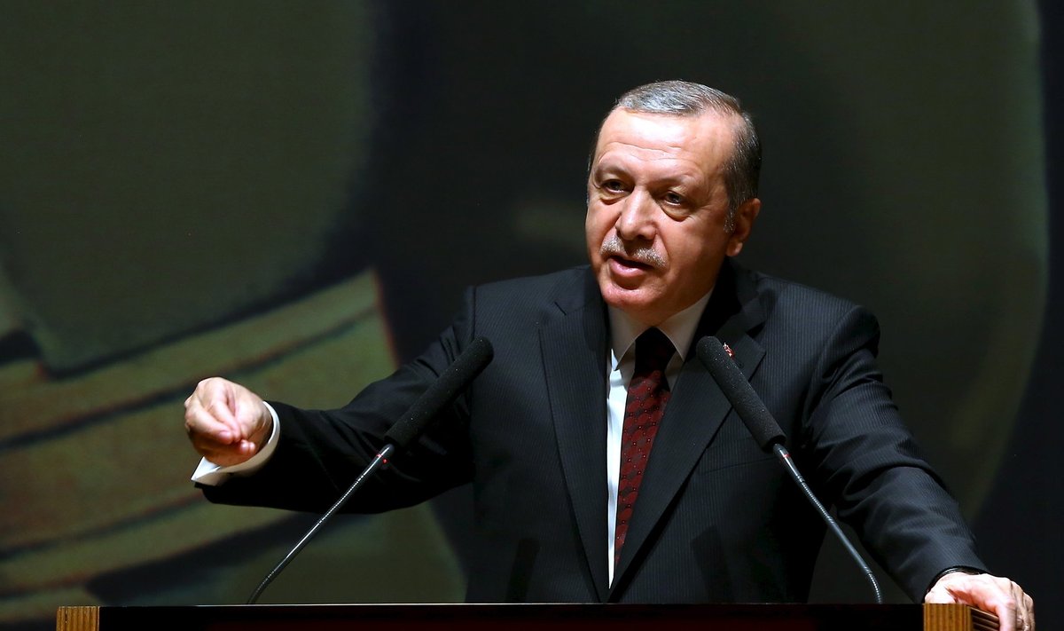 Esmaspäeval esines Türgi president Recep Tayyip Erdogan Istanbuli sõjaakadeemias kõnega, kus läbi lillede ähvardas sõnakuulmatu Briti peakonsuli riigist välja saata.