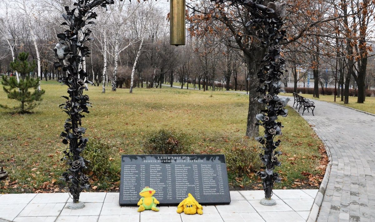 VAHEND SÕJA ÕIGUSTAMISEKS: Inglite Allee mälestustahvel Donetskis.