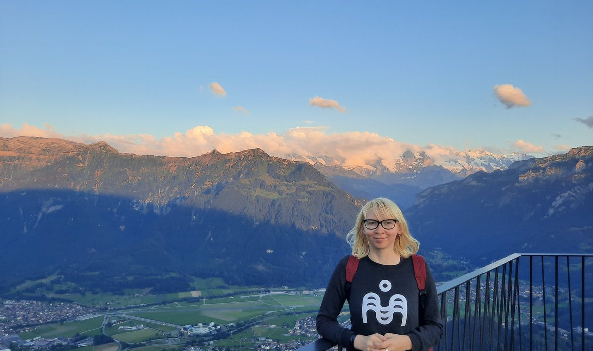 Siinkirjutaja nautimas õhtut Interlakenis, täpsemini Harderkulmi vaateplatvormil. "Meie oma mägi," viitavad kohalikud sellele sõbramehelikult.