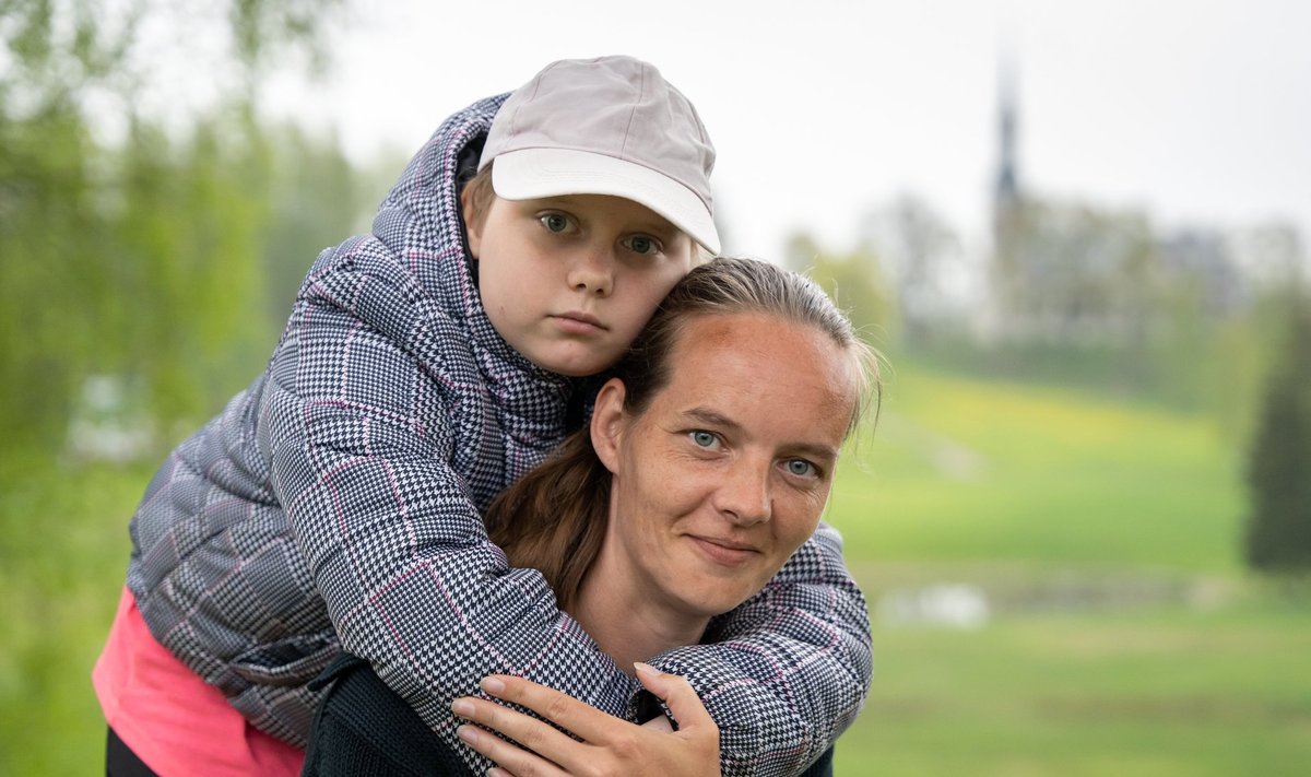 EMME HOOL: Terve pika raviperioodi vältel oli Raili jaoks ema Heli tõeline turvasadam. Koos on veedetud mitmeid kuid haiglas ning käidud kaheks kuuks ka ravil Saksamaal.