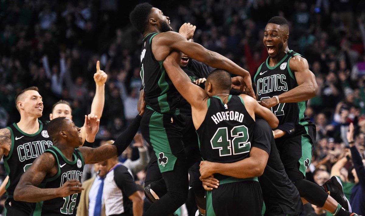 Celticsi mängijad Al Horfordi võiduviset tähistamas