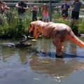 Ära seda järgi tee: Mees arvas, et türannosauruse kostüüm kaitseb teda alligaatori eest
