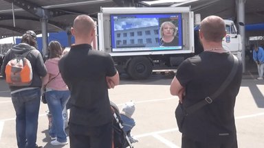 Venemaa uus relv Ukraina sõjas: tohutud ratastel televiisorid, mis näitavad Vene riigikanaleid