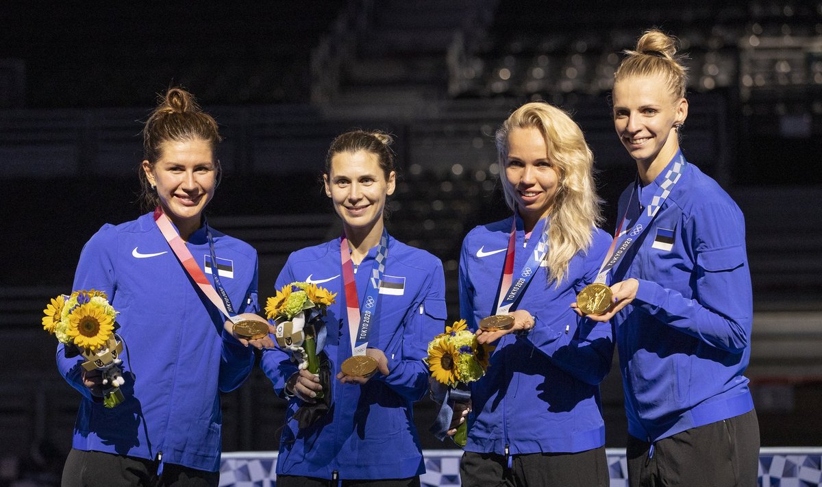 Юлия Беляева, Ирина Эмбрих, Эрика Кирпу и Катрина Лехис (слева направо) с золотом Олимпиады