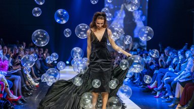 ФОТО и ВИДЕО | Волшебное зрелище! Сотня шаров вылетает из-под платья модели на Таллиннской неделе моды