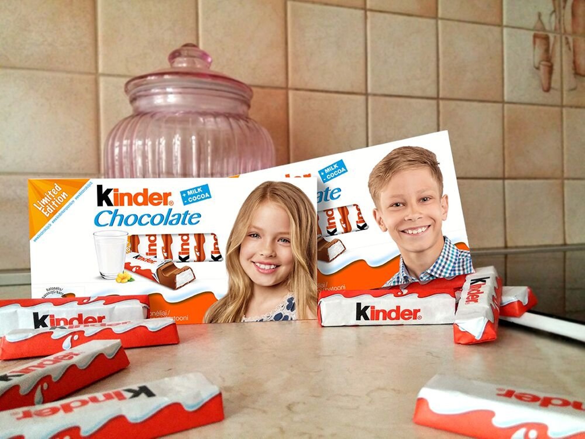 Kinder boring. Киндер шоколад. Детский шоколад Киндер. Kinder Chocolate упаковка. Киндер Чоколат.