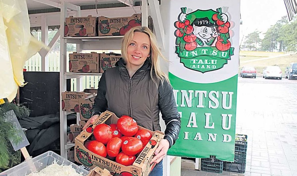 Esimesena tänavuaastasest saagist jõuavad MTÜ kaudu müügile Intsu talu tomatid, näitab Eesti Väiketootjate Assotsiatsiooni juhatuse liige Ingrid Rikka.