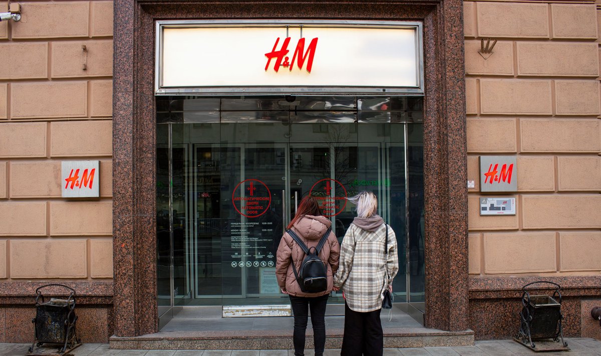 Inimesed peatuvad suletud H&M kaupluse ees Moskvas 