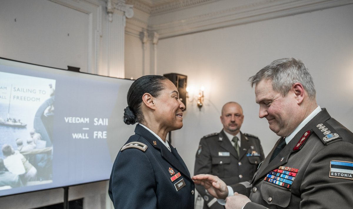 Washingtonis toimunud Eesti saatkonna vastuvõtul pani kindral Riho Terras Marylandi rahvuskaardi ülemale Linda L. Singhile rinda kaitseväe teenetemärgi.