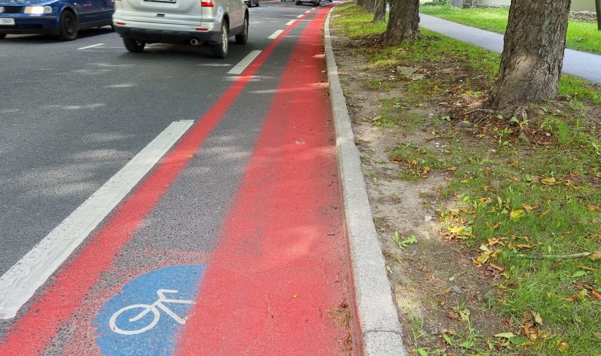 Punase plastiga kaetud rattarada Tehnika tänaval