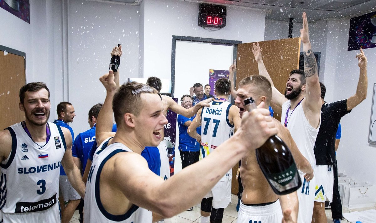 Sloveenia korvpallurid tähistavad EM-i tiitlit. 2015. aastal teenisid EM-i hõbeda ka võrkpallurid.