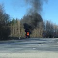 VIDEO ja FOTO | Jõelähtme vallas põles Porsche keset teed lahtise leegiga
