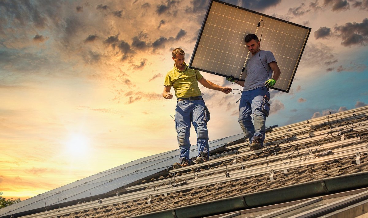 Käib nii aktiivne päikesepaneelide paigaldamine katusele, et ei jätku töömehi.