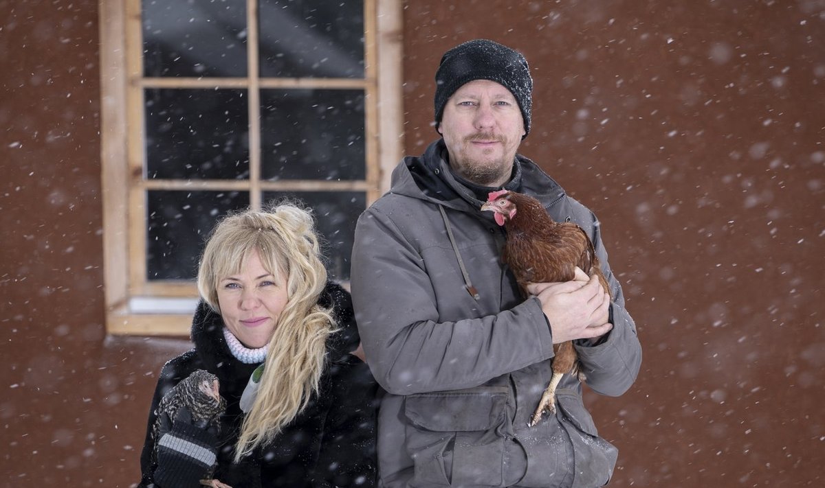 Laura Lind ja Janek Joost põhust kanamaja ees oma sülekanadega.