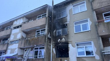 VIDEO ja FOTOD | Järvamaal jäid inimesed põlevasse korterisse lõksu. Üks inimene viidi haiglasse