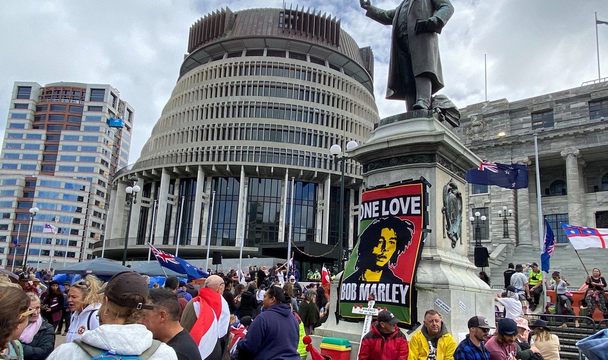 LÕPETAGE PIIRANGUD! Muusikarünnaku alla sattunud protestijad Wellingtonis. Kuju najal Bob Marley plakat.