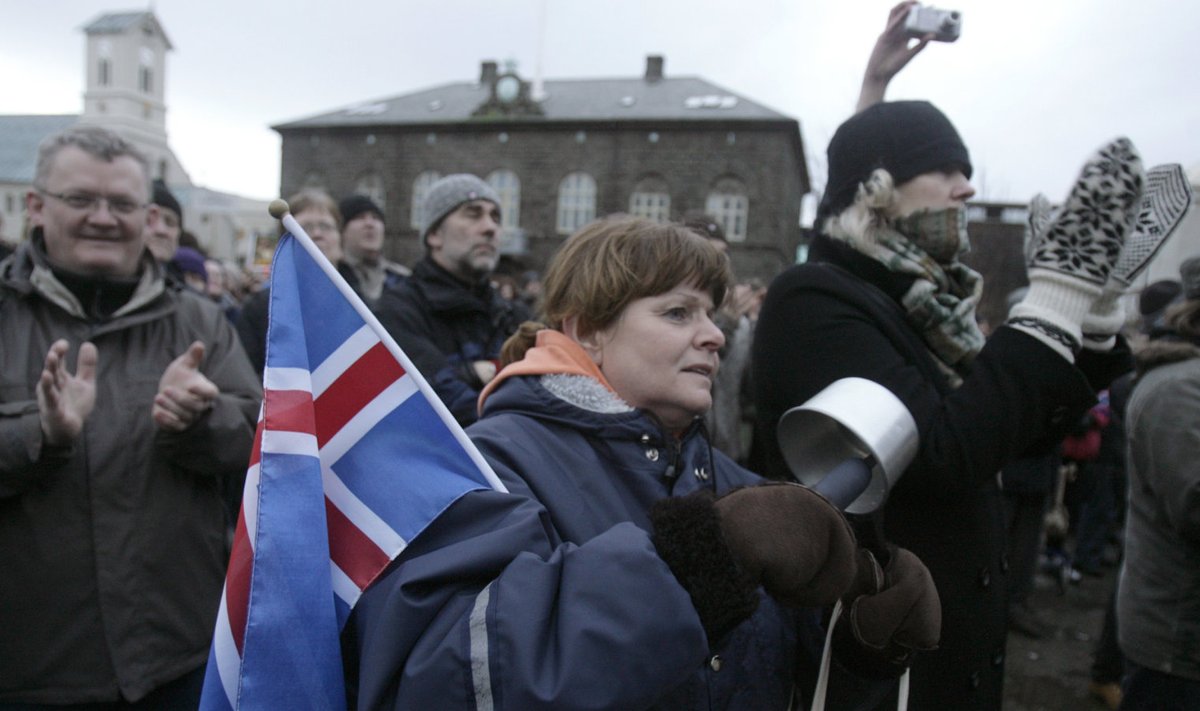 Islandlased Reykjavikis parlamendi ees.