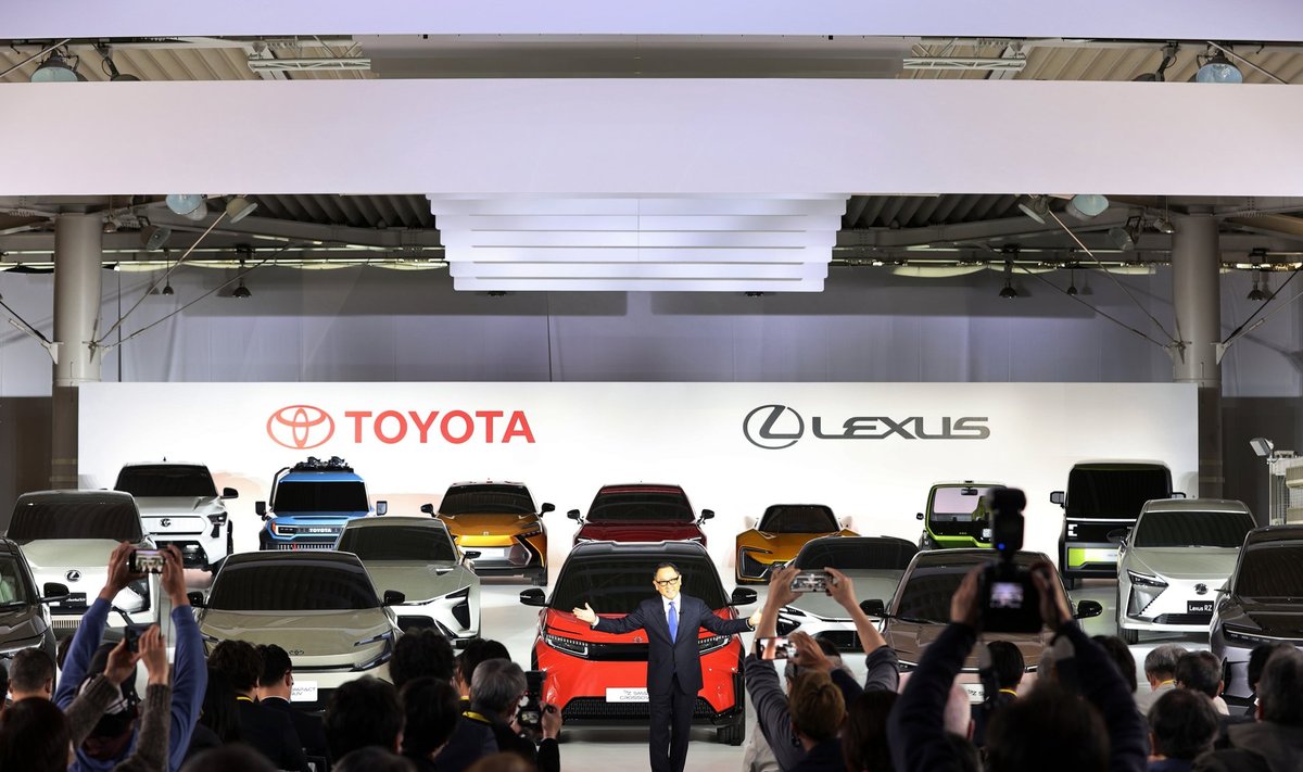 OLGE LAHKED JA PALUN VÄGA! Toyota boss Akio Toyoda mullu 14. detsembril kontserni uut strateegiat välja kuulutuamas. Tema selja taga 16 elektriauto maketid (osal fotodel oli neid 17).