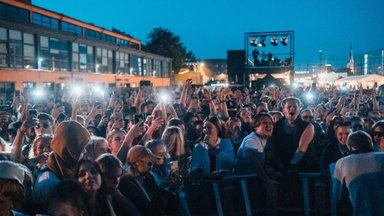 FOTOD | Selle suve pööraseim kontsert? Telliskivi küttis kuumaks üks populaarsemaid noori räppareid