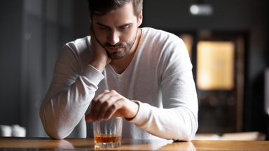 Tööl tubli, vabal ajal purjus – funktsioneeriv alkohoolik on leidlik oma sõltuvust varjama. Meeli ja Helina lugu