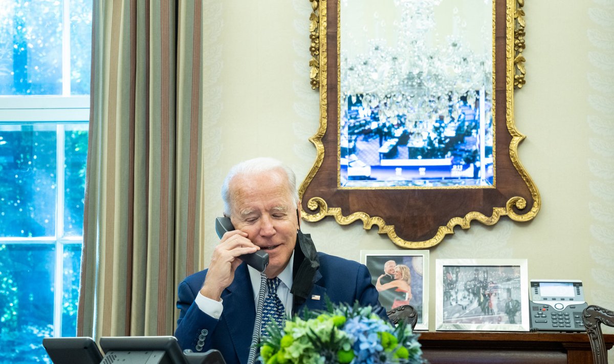 Joe Biden telefonivestluses (foto on illustreeriva tähendusega)