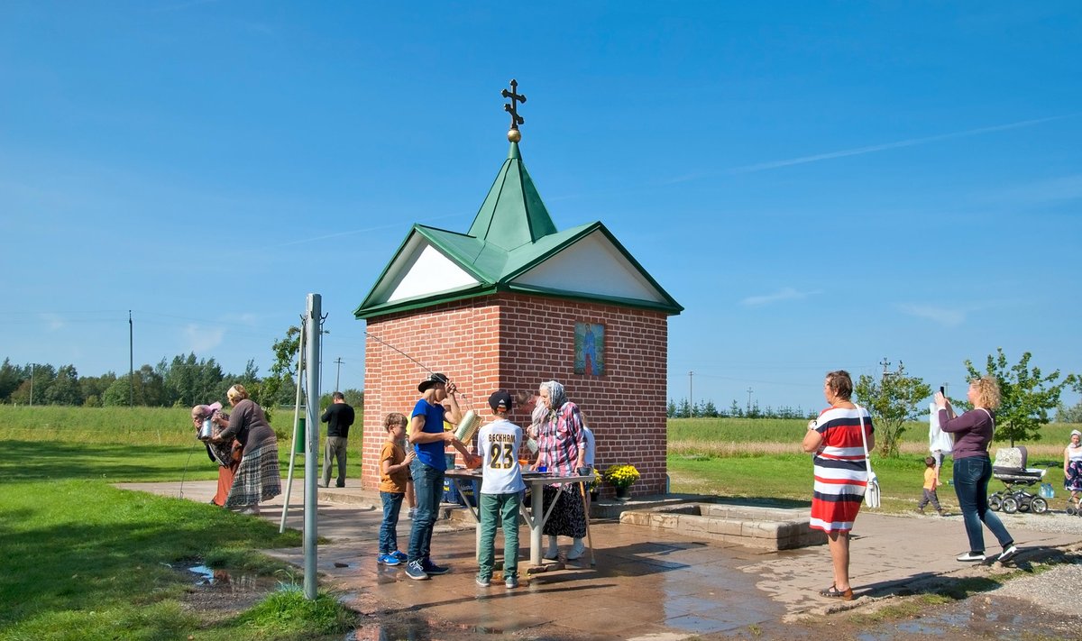 Turistid Kuremäe ohvriallika juures