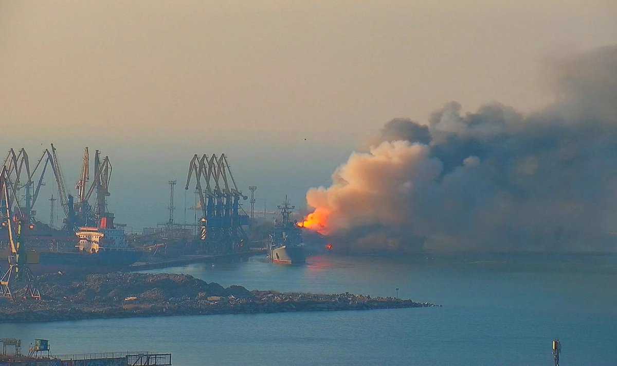 Berdjanski sadamas kostusid eile tugevad plahvatused, mis viisid põhja ühe dessantlaeva ja purustasid teisi Vene aluseid.
