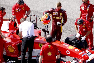 Mick Schumacher ja Ferrari F2004.