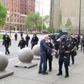 VIDEO | USA-s tõukasid politseinikud pensionäri jõhkralt selili. Mees jäi veritsedes liikumatult lamama