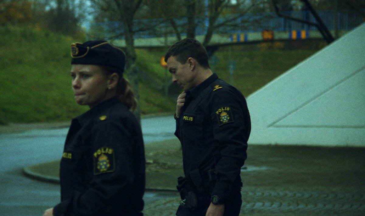 Politseinikud Sara (Amanda Jansson) ja Magnus (Oscar Töringe). Sinises mundris korrakaitsjad on kui õbluke eraldusjoon ühiskonna õilsa ja pahupoole vahel.