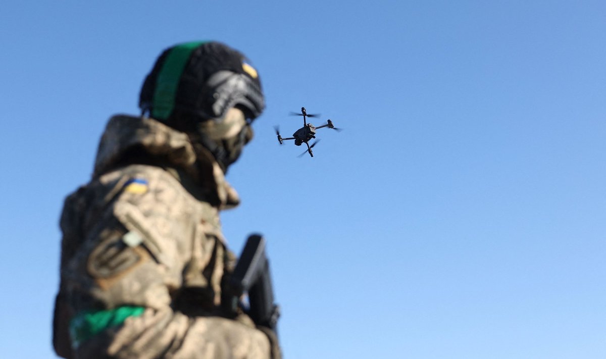 Ukraina sõdur saadab Bahmuti lähedal  drooni teele.