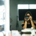 7 lihtsat nippi selfie-kunstis: kuidas end osavalt peeglist pildistada