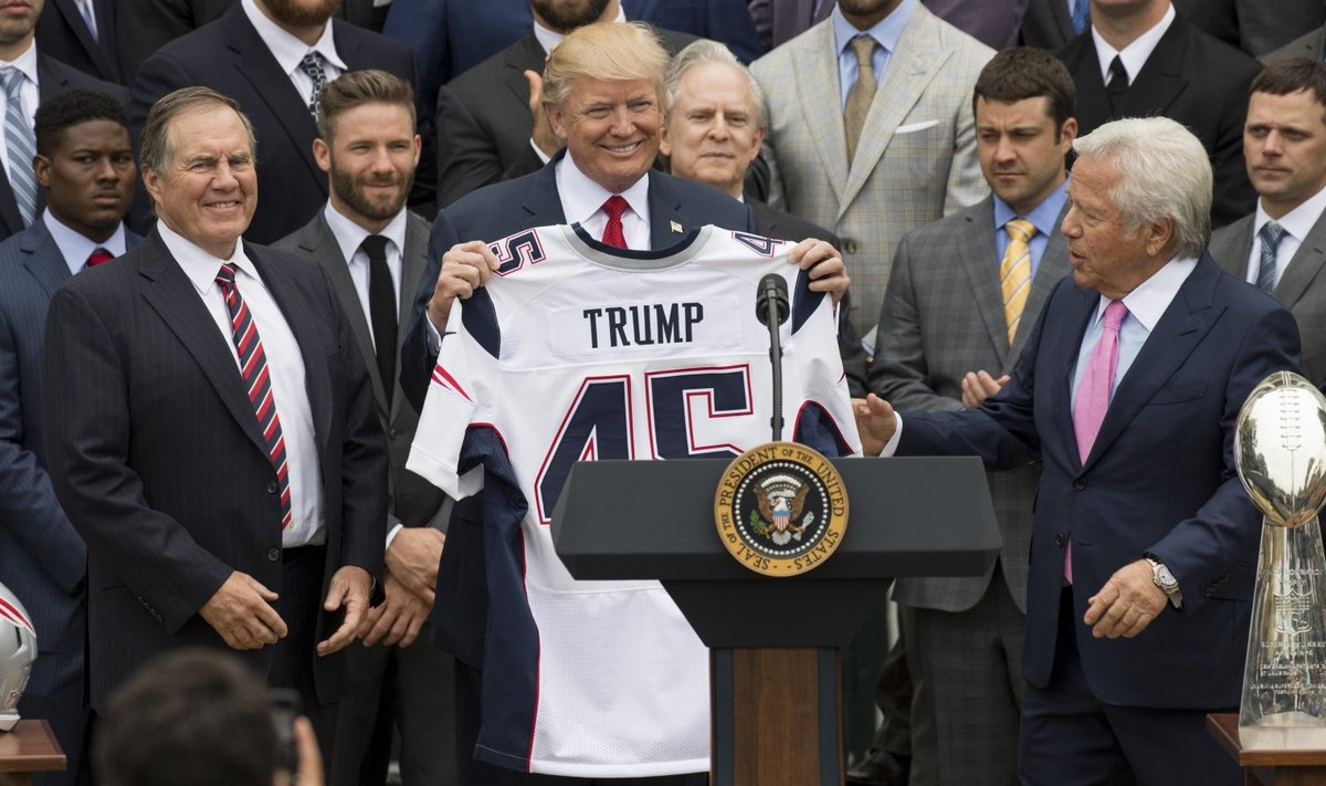 Bill Belichick (vasakul) ja Donald Trump 2017. aasta Super Bowli järel Valges Majas. Paremal seisab karika ees Patriotsi omanik Robert Kraft.