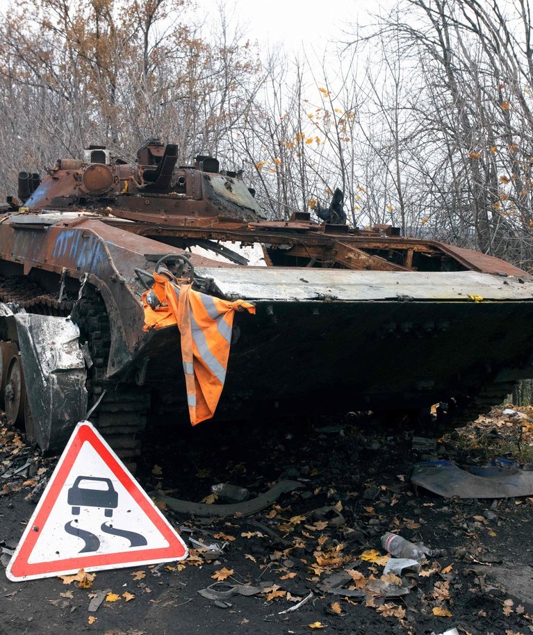 Harkivi oblastis maanteel viga saanud Vene soomustransportöör. Foto tehtud 1. novembril 2022. 