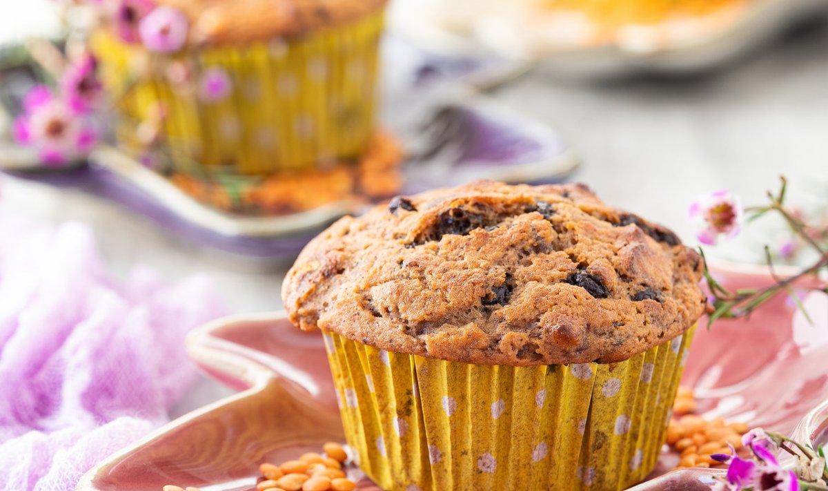 Punase läätse muffinid Kreeka pähklite ja rosinatega