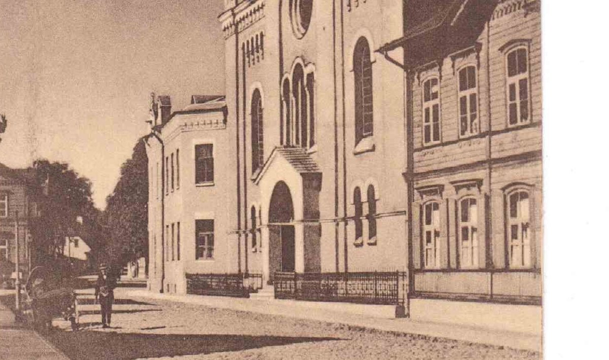 Vaade vanale sünagoogile ja juudi koolile.